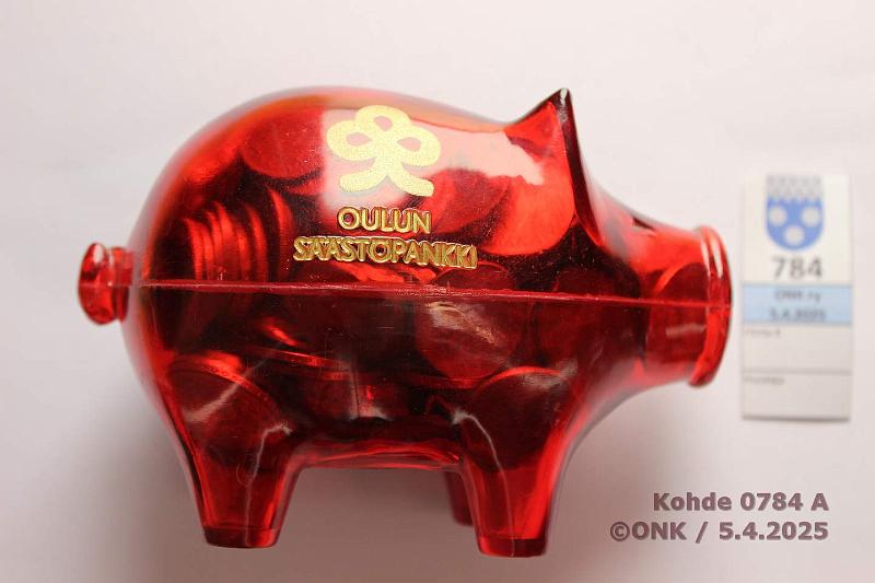 k-0784-a.jpg - Kohde 784 (kuva 1/2), lhthinta: 5 € / myyntihinta: 21 € Suomi >1 kg 1963 → Oulun Sstpankin punainen possupankki, tynn markka-ajan kolikoita, kunto: vk