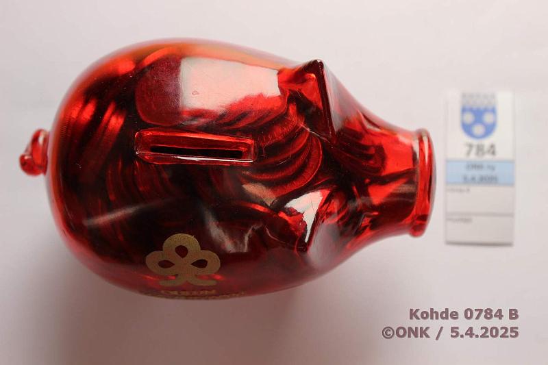 k-0784-b.jpg - Kohde 784 (kuva 2/2), l�ht�hinta: 5 &euro; / myyntihinta: 21 &euro; Suomi >1 kg 1963 → Oulun S��st�pankin punainen possupankki, t�ynn� markka-ajan kolikoita, kunto: vk