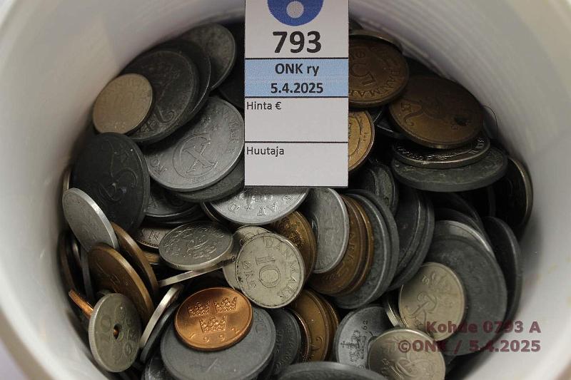 k-0793-a.jpg - Kohde 793, lhthinta: 12 € / myyntihinta: 32 € Muu maailma 2,8 kg Kolikkopurkki on punnittu, sislt ei ole tutkittu, kunto: vk