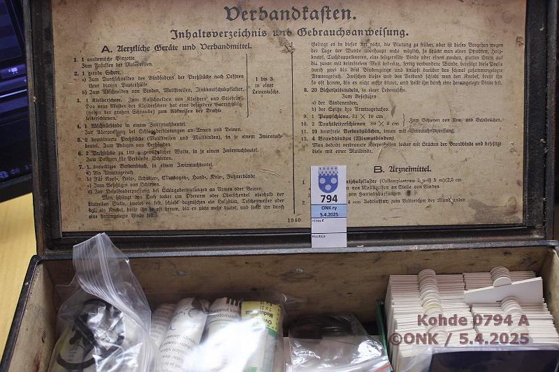 k-0794-a.jpg - Kohde 794 (kuva 1/4), lhthinta: 20 € / myyntihinta: 44 € Laatikko + rahoja n. 3,7 kg Metallinen Saksan ensiapulaatikko "Verbandkasten" v1940. Plt lhes kokonaan ruostunut, mutta ehj ja toimiva, sisll teksti luettavissa. Laatikossa yli 3,7 kg kolikoita, joista yli 90% Suomi 1918-52. Loput Suomi+ulkomaat, joista 19 pikkuhopeaa. Lisksi SNY luettelot 2001 ja -05 sek muutama pehmoinen Suomi-seteli., kunto: vk