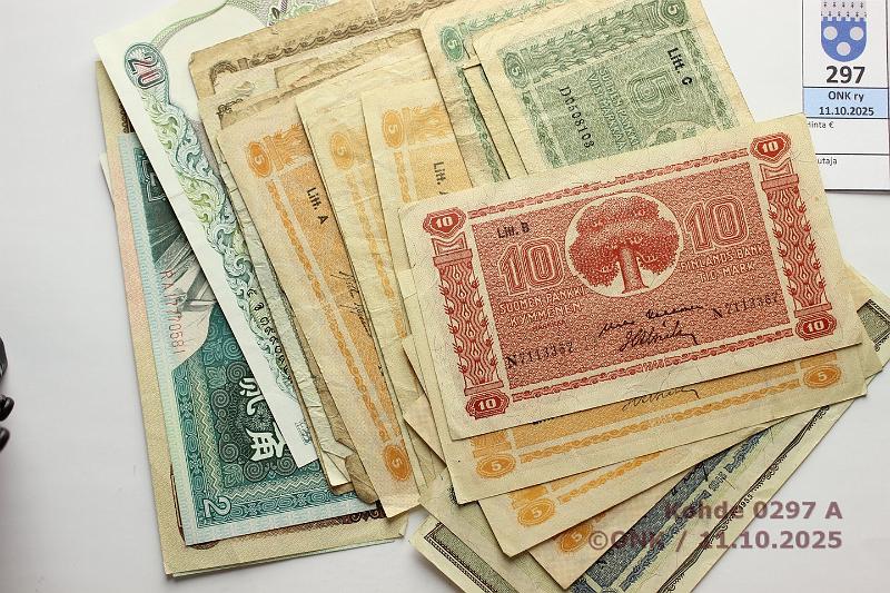 k-0297-a.jpg - Kohde 297 (kuva 1/3), lhthinta: 10 € / myyntihinta: 22 € 5-100 mk (22+6) 1939-55 Muutama parempi kl 5: 10mk -45 LA(3), LB; 20mk -45 LB; 100mk -55. Muut pehmoja/viallisia kl 1-4: 5mk -22 LC, -39(3), -45 LA(5); 10mk -22 LA, -39, -45 LB; 50mk -45 LB(2); 100mk -39, -45 LB. Lisksi 4 pieniarvoista Kiinaa 80-90-l:lta + 20b Thaimaa, nm kl 5-9. Osakekirja As OY Iin Koulurivi, kunto: 1-5