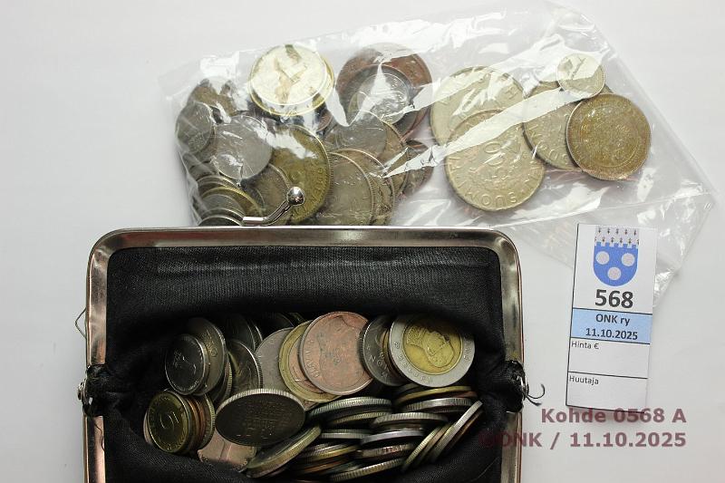 k-0568-a.jpg - Kohde 568, lhthinta: 40 € / myyntihinta: 74 € Kolikkoer 1865→ Keisarivallan aika: 1p 1888, -98, 1914, -15; 5p 1912; 10p 1865, 1916; 25p Ag 1897, 1901(2), -15, -17I, -17II(2); 50p Ag 1915, -16(2), -17 II; 1mk Ag 1890, 1908(nja); 2mk Ag 1906(kiinnitysjlki). Itsenisyyden aika: 500mk 1952 Ag (3), 1000mk -60(3) Ag. Lisksi kourallinen itsenisyyden ajan kolikoita ja kukkarollinen 1900-2000-l ulkomaisia rahoja ja R.S.H.Y 25p rahake., kunto: 3-8