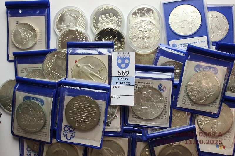 k-0569-a.jpg - Kohde 569, lhthinta: 350 € / myyntihinta: 620 € 10-100 mk (36) 1975-92 Ag, Juhlarahat 10mk -75(2); 25mk -78(5), -79(5); 50mk -81(2), -82(2), -83(3), -85(4); 100mk -89 MM(3), -90 HY(2), Sotainv(2), -91 MM(2), land(2), -92 Its(2). Alkuperiset taskut/kapselit, yksi kapseli puolikas. Yht. 538,68g puhdasta hopeaa (541,2g/500, 216g/830, 96g/925), kunto: 7-9