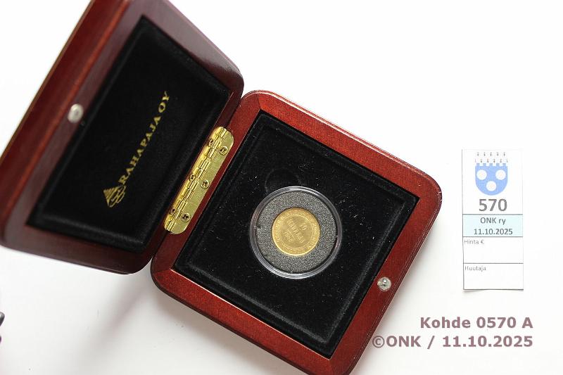k-0570-a.jpg - Kohde 570 (kuva 1/3), l�ht�hinta: 3700 &euro; / myyntihinta: 3850 &euro; 10 mk 1905 Au, eprvja, kaps, laatikko, kunto: 8