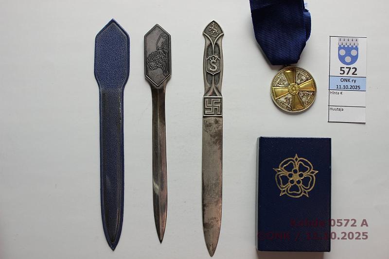 k-0572-a.jpg - Kohde 572 (kuva 1/2), lhthinta: 150 € / myyntihinta: 150 € Suojeluskunta + muuta Hopeinen paperiveitsi, jossa suojeluskunnan logo, Suomi-vaakuna ja hakaristi, leimat KKo/y, kruunu, 813H, linna?, V5. Nimikirjainkaiverrus 6.6.28. Paperiveitsi Kultakeskus Oy Hmeenlinna -kaiverruksella ja leijonalogolla. Valkoisen Ruusun ritarikunnan 1. luokan mitali nauhalla kotelossa, Ag 830 leimat, kunto: 7-9