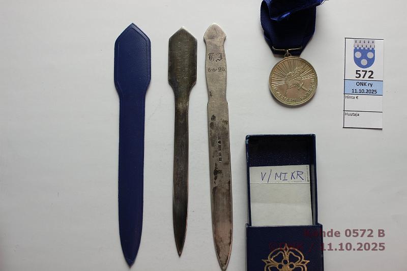 k-0572-b.jpg - Kohde 572 (kuva 2/2), l�ht�hinta: 150 &euro; / myyntihinta: 150 &euro; Suojeluskunta + muuta Hopeinen paperiveitsi, jossa suojeluskunnan logo, Suomi-vaakuna ja hakaristi, leimat KKo/y, kruunu, 813H, linna?, V5. Nimikirjainkaiverrus 6.6.28. Paperiveitsi Kultakeskus Oy H�meenlinna -kaiverruksella ja leijonalogolla. Valkoisen Ruusun ritarikunnan 1. luokan mitali nauhalla kotelossa, Ag 830 leimat, kunto: 7-9