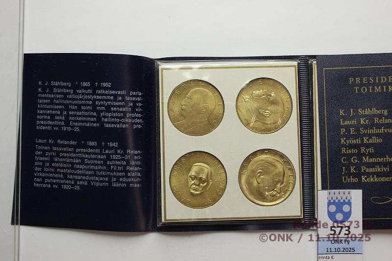 k-0573-c.jpg - Kohde 573 (kuva 3/3), l�ht�hinta: 10 &euro; / myyntihinta: 21 &euro; S��st�pankki-mitalit (8) Virheett�m�t presidenttimitalit S��st�pankin muovikansiossa selosteineen, kunto: 9