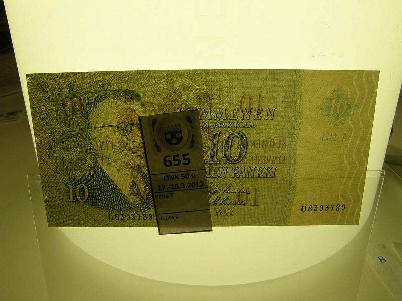 k-0655-a.jpg - Kohde 655, l�ht�hinta: 5 &euro; / myyntihinta: 63 &euro; 10 mk 1963 LA SNY 146.5 �830780 UUS-Luu, vl I siirtym� aivan oikeaan reunaan, lis�ksi setelin vas puolella n�kyy kolme isoa vesileimapistett� (reuna?)vesileimaa, kunto: 8