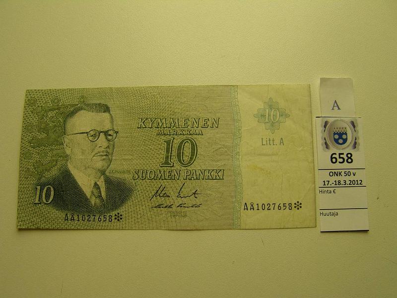 k-0658-a.jpg - Kohde 658 (kuva 1/2), l�ht�hinta: 150 &euro; 10 mk 1963 LA* SNY 146.7 A�1027658* KO II-Pu1, vl I, korvaava, leikkaus/kohdistusvirhe: k��nt�puolella 2mm arkinv�liraitaa n�kyviss�, kunto: 4