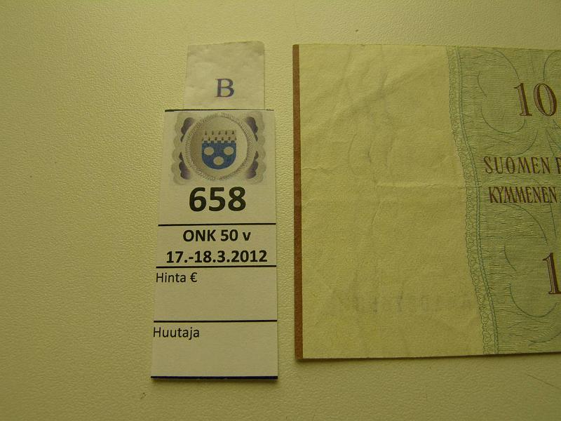 k-0658-b.jpg - Kohde 658 (kuva 2/2), l�ht�hinta: 150 &euro; 10 mk 1963 LA* SNY 146.7 A�1027658* KO II-Pu1, vl I, korvaava, leikkaus/kohdistusvirhe: k��nt�puolella 2mm arkinv�liraitaa n�kyviss�, kunto: 4