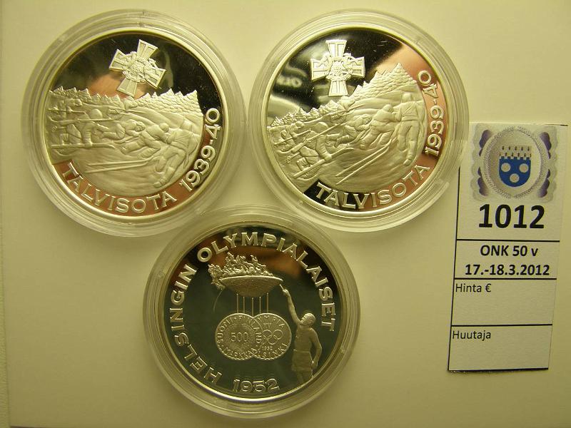 k-1012-a.jpg - Kohde 1012, l�ht�hinta: 45 &euro; / myyntihinta: 58 &euro; Hopea-aarre (3) Ag 3x26g/925, 72.15g hopeaa, Proof, Olympia 1952, Talvisota 39-40 (2), kapselit, kunto: 10