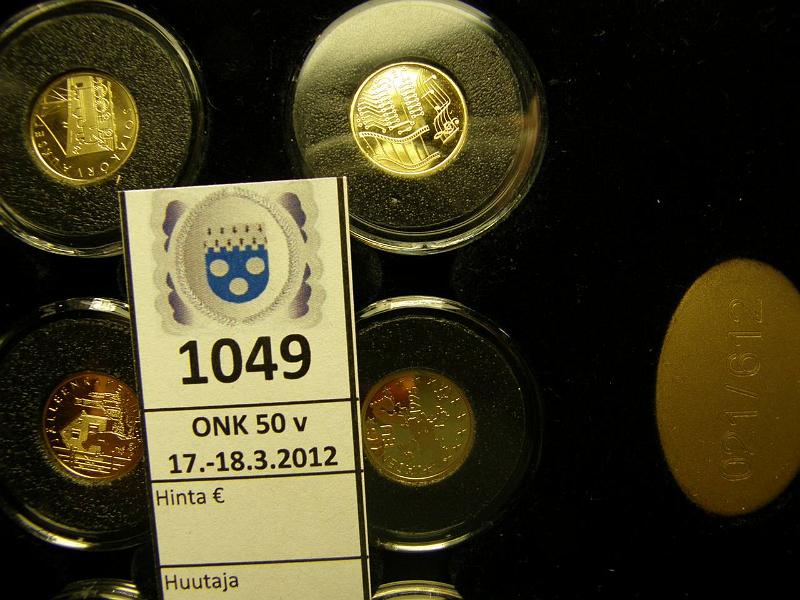 k-1049-b.jpg - Kohde 1049 (kuva 2/2), lhthinta: 350 € / myyntihinta: 380 € Kultamitalisarja (10) Au, Proof, 10x1.36g/900 (12.24g kultaa, kullan arvo yli 500€). Itsenisyyden vuosikymmenet -mitalisarja. Monetan puulaatikko 2 /612, tod, kunto: 10
