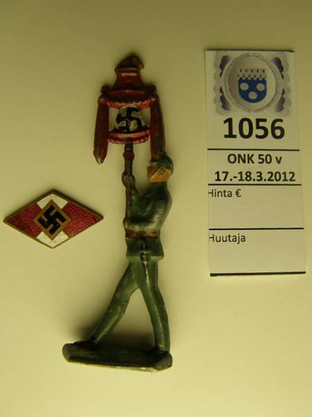 k-1056-a.jpg - Kohde 1056, lhthinta: 45 € / myyntihinta: 45 € Saksa Hitler-Jugend rintamerkin osa ja SS-aiheinen tinasotilas, kunto: 6,7
