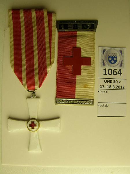 k-1064-a.jpg - Kohde 1064, l�ht�hinta: 25 &euro; / myyntihinta: 42 &euro; Sveitsi (2) 1.8.1937 Red Cross badge ja -nauharisti, kunto: 7,8