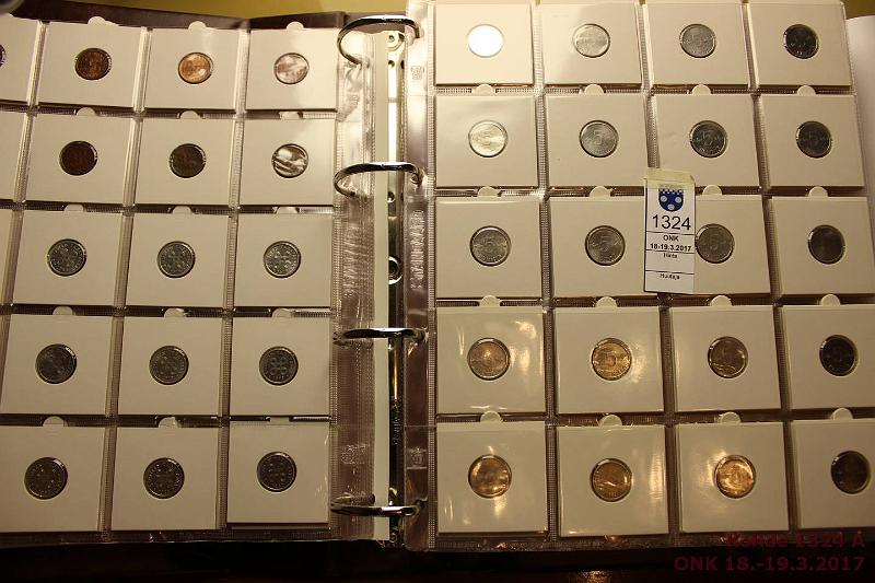 k-1324-a.jpg - Kohde 1324 (kuva 1/3), l�ht�hinta: 40 &euro; / myyntihinta: 40 &euro; Suomikansio 1963-2000 (518) Siisti kansio kolikkotaskuilla: 1p 1963-79(74); 5p 1963-90(68); 10p 1963-2000(94); 20p 1963-1990(82); 50p 1963-91(64); 1mk 1964-98(68, sis. 10 x Ag); 5mk 1972-91(68); 10mk 1996. Paljon hyvi� leimakiiltoisia rahoja!, kunto: 5-9